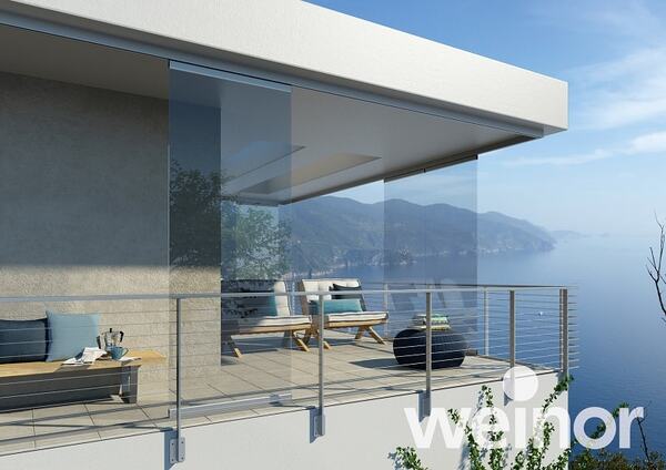 Moderne Glas-Terrassenüberdachung mit Meerblick, stilvolle Outdoor-Möbel und Panoramablick.